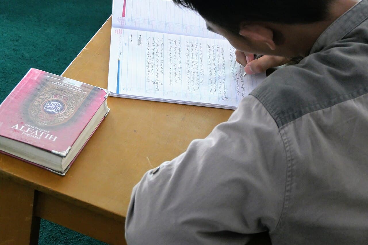 Kegiatan taklim rutin di lingkungan pesantren anggota