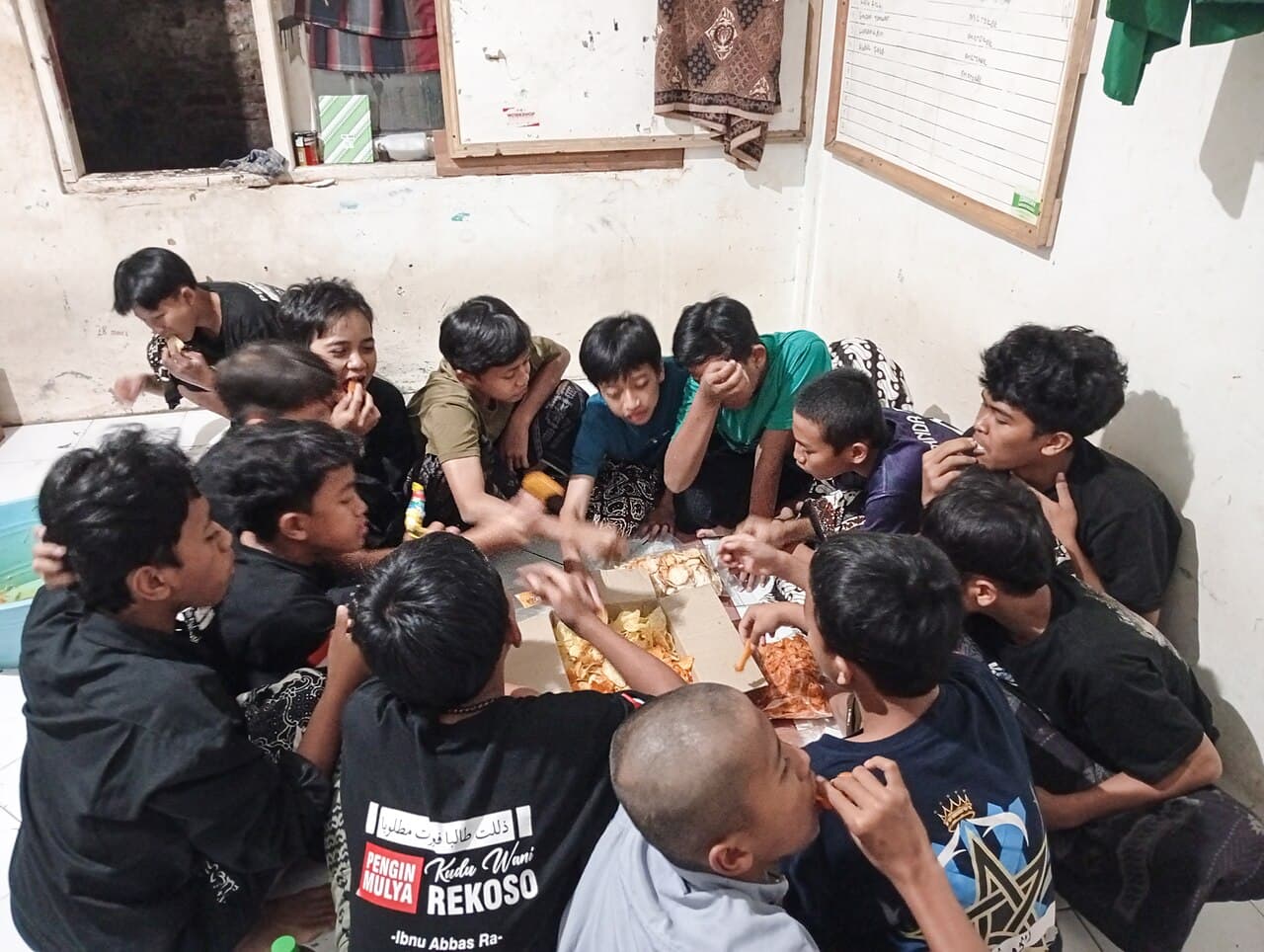 Aktivitas belajar santri di lingkungan asrama