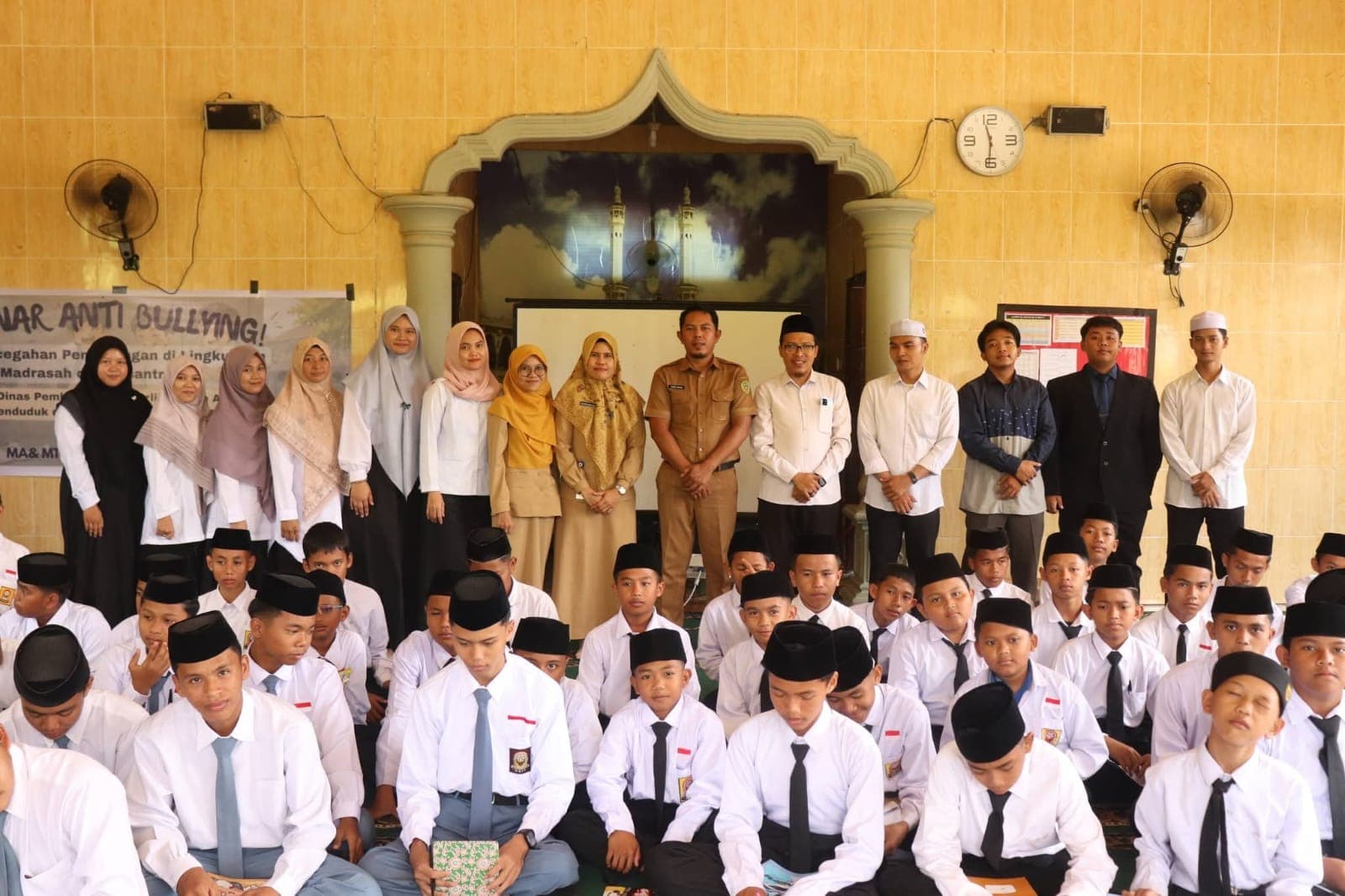Dinas PPAPPKB Kabupaten Penajam Paser Utara Melaksanakan Seminar Anti Bullying Untuk Santri Nurul Hidayah